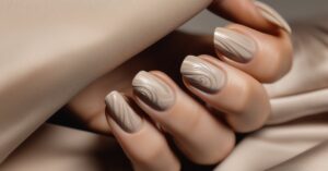 Paznokcie 2023 trendy: Modny manicure i inspiracje na jesień
