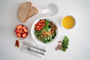 Dieta sportowca przed zawodami i w okresie roztrenowania — jak żywić się przed startem i po sezonie